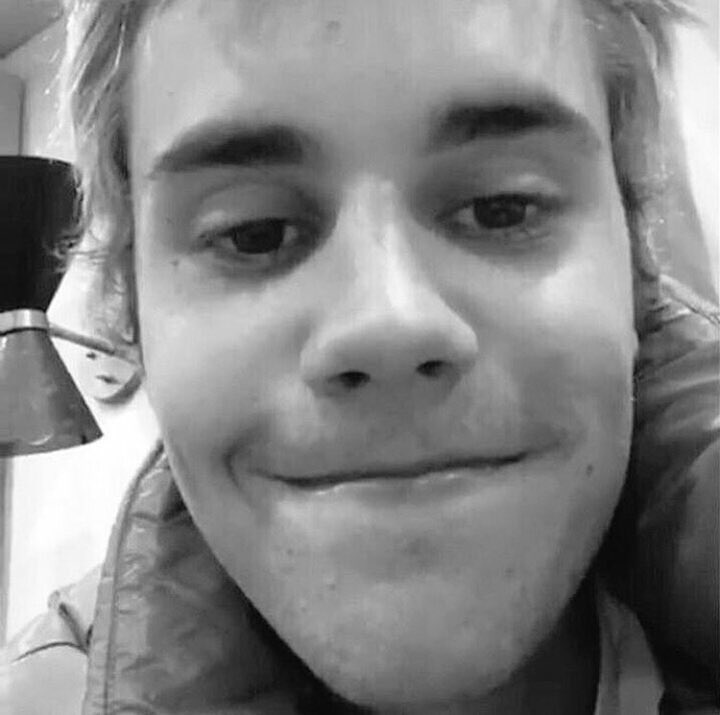 sivsneurose's tweet photo. Meu menino já ta fazendo 24 anos...
estamos ficando velhas junto com nosso idolo!
era ontem mesmo que Justin tinha 16
#HappyBirthdayJustinBieber https://t.co/CvPzG4ByMy