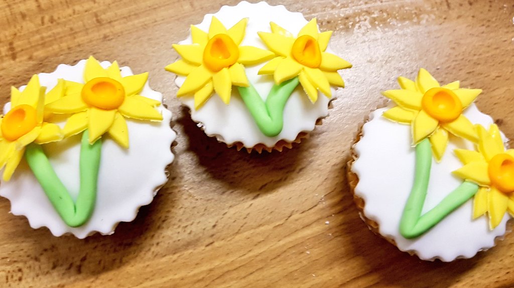 MalagoWI's tweet photo. Thanks to Sue from https://t.co/VS9Yb03U9V and to everyone who joined us. Despite the cold we are ready for #spring! #cake #sugarcraft #craft #iamwi #wearemalagowi https://t.co/z1POrFvBQe