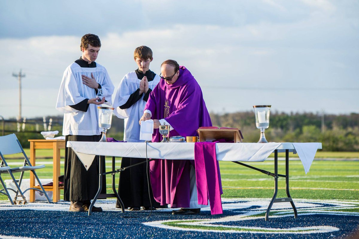 avemariauniv's tweet photo. Thank you to the FOCUS missionaries for organizing a Mass on the Grass for our students and staff! The Sunday Mass took place on our brand-new turf field, and it was an inspirational experience for everyone who attended! #AveJoy https://t.co/sPLuCmWwEl