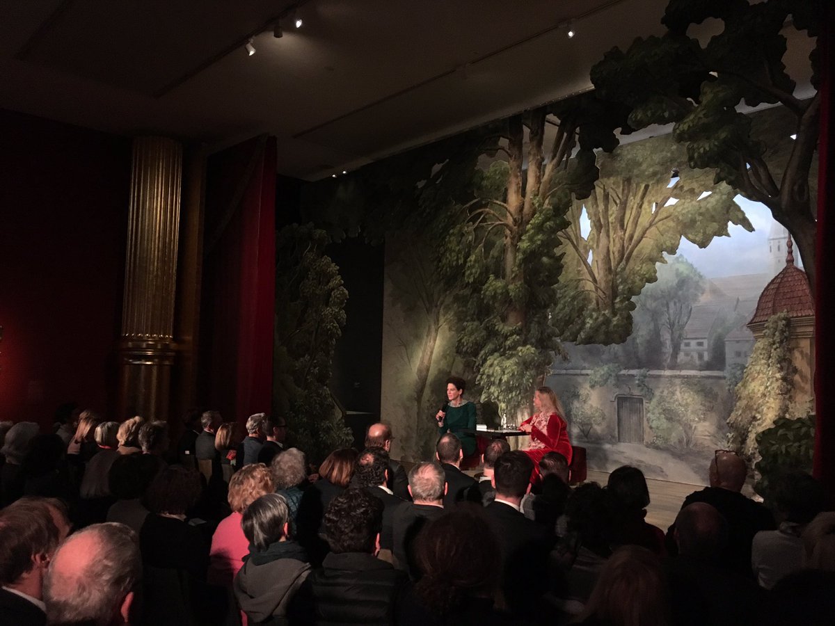 Gut und Böse: Bibiana Beglau @residenztheater im Gespräch mit <a href="/hermanski_s/">Susanne Hermanski</a> beim "<a href="/SZ/">Süddeutsche Zeitung</a> Kultursalon" in der <a href="/kunsthallemuc/">Kunsthalle München</a> <a href="/SZ_Muenchen/">SZ München</a> #SZvorOrt