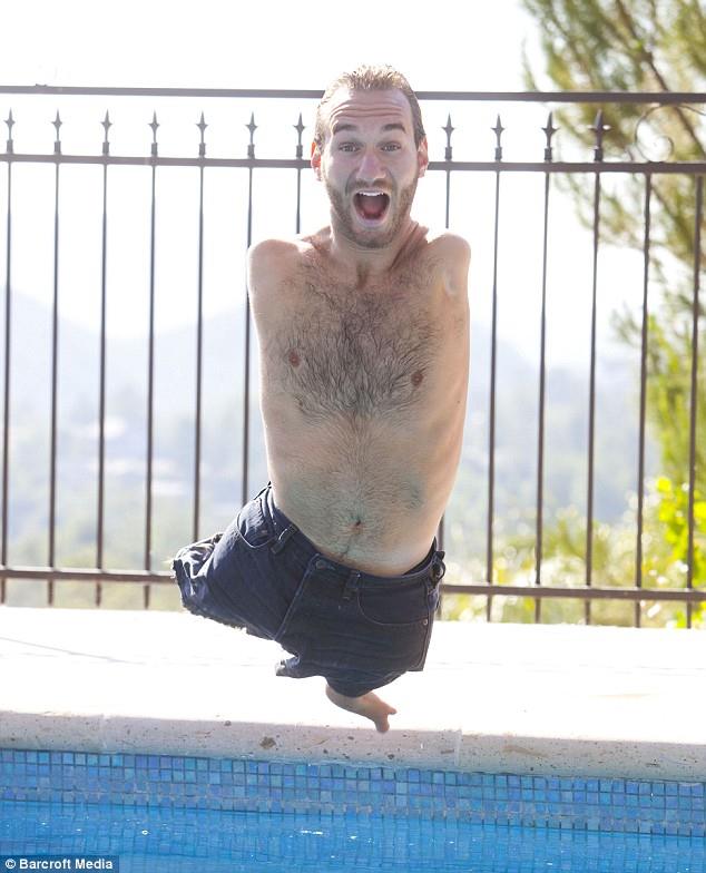 FotosDeFatos's tweet photo. Mesmo nascendo sem os braços e as pernas, Nick Vujicic lutou contra o preconceito e se transformou em um nadador, pintor, paraquedista e palestrante motivacional. https://t.co/2MKvjTotcT