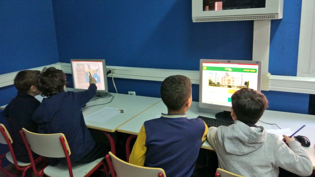 GomezAconPaloma's tweet photo. #surfingthenet looking for information on India with @carson_creehan! Totally engaged to our latest project! #socialscience #india #schoolproject #ITLearning #crosscurricular https://t.co/zNvrAi5YKP