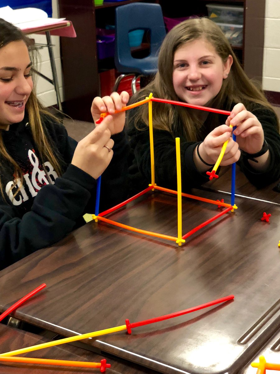 kellyfeimster's tweet photo. Such a great #rssmaker event with @RSSinformation  6th graders today! #rssmedia https://t.co/JGPb2r3w5R