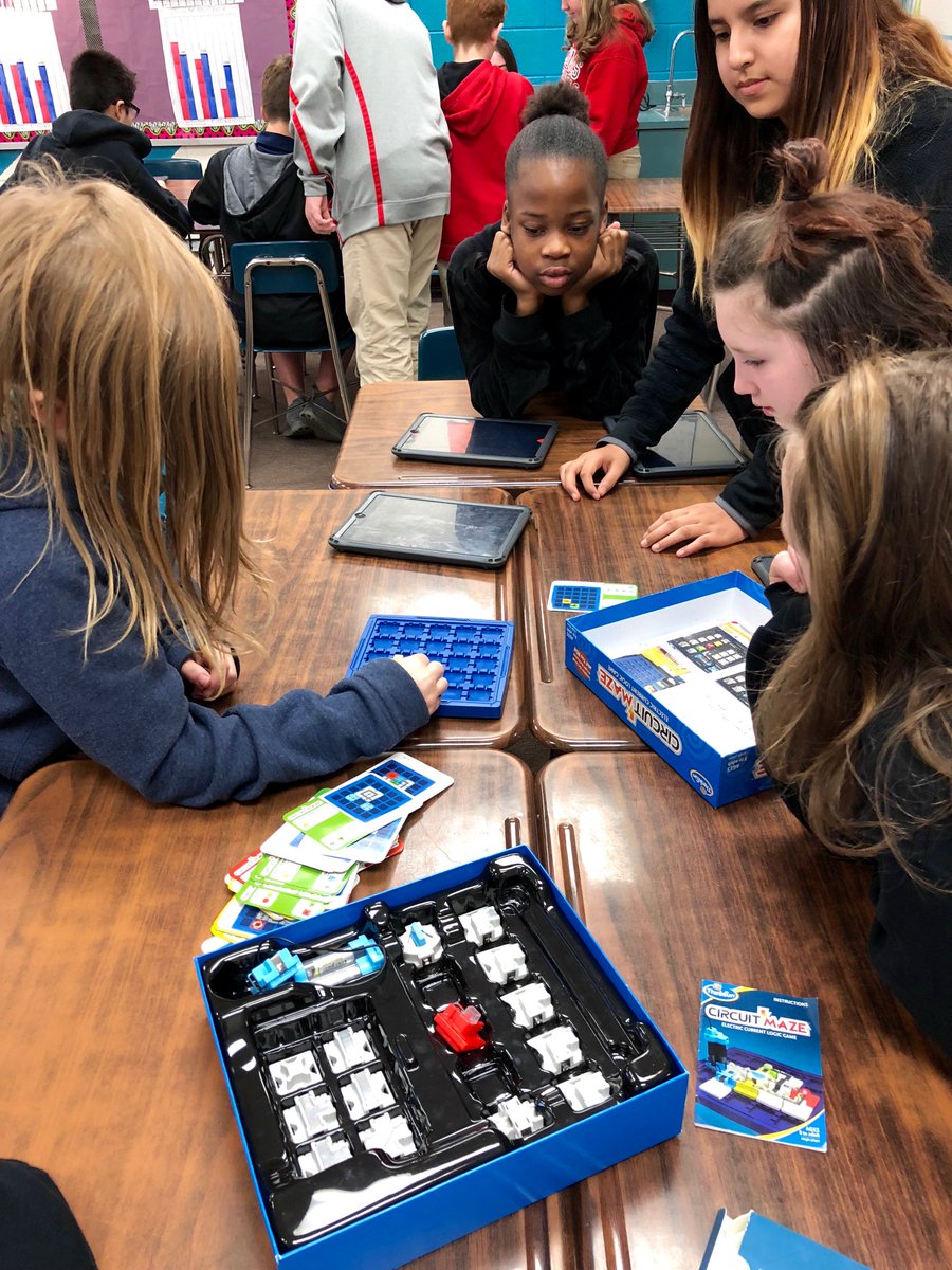 kellyfeimster's tweet photo. Such a great #rssmaker event with @RSSinformation  6th graders today! #rssmedia https://t.co/JGPb2r3w5R