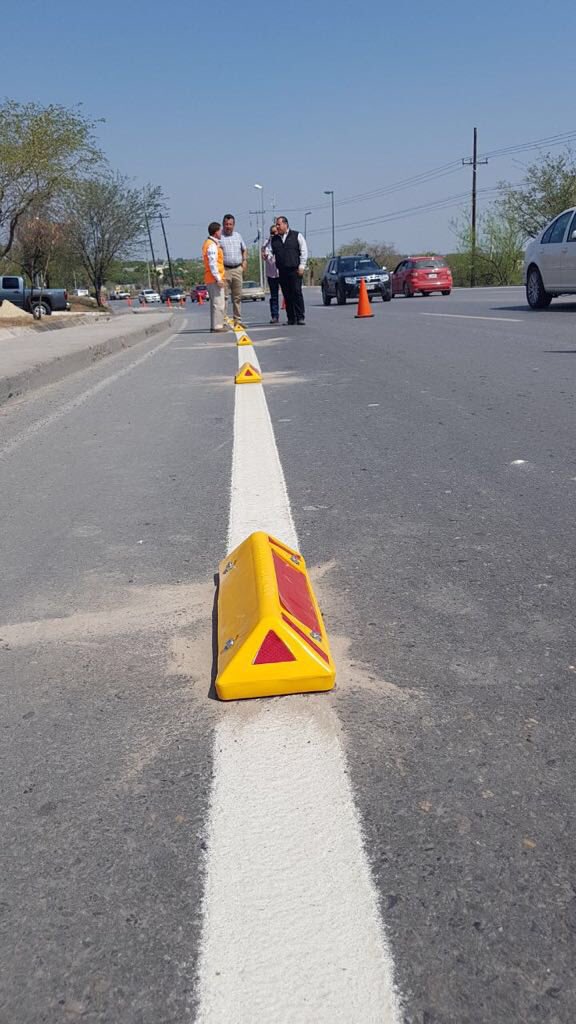 oscaralmarazs's tweet photo. Esta tarde inició la instalación de los delineadores, además de pintura vial y otros trabajos sobre el trazo de la Ciclovía. Se desarrolla sobre el Bulevar Fidel Velázquez a la altura del Planetario y en dirección a la salida a Soto la Marina. Precaución al circular. #CdVictoria https://t.co/3vnKjJJLzl