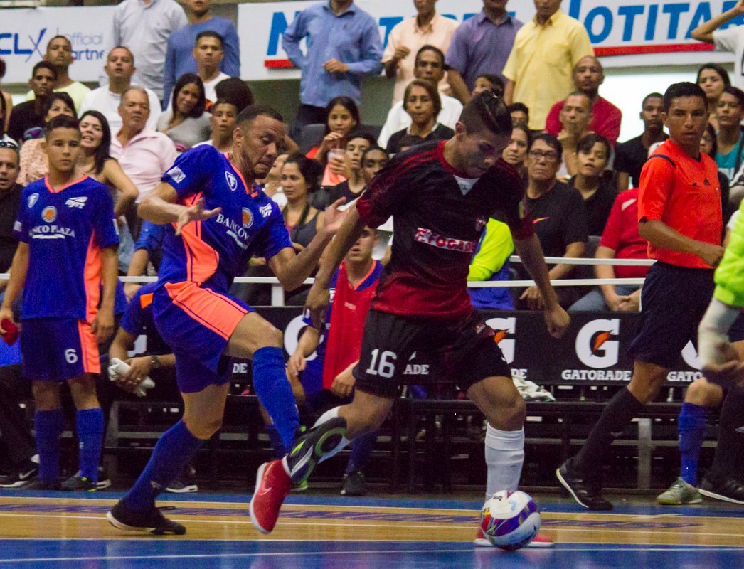 LigaSuperiorFVF's tweet photo. #LSVF | #Noticia | #Institucional | Se ha establecido el llamado “Roster Protegido”, una lista de 25 jugadores presentada por cada uno de los seis clubes, que no podrán ser sondeados, negociados o firmados por cualquier otro equipo de la Liga, so pena de severas sanciones. https://t.co/ujQ99uYJeE