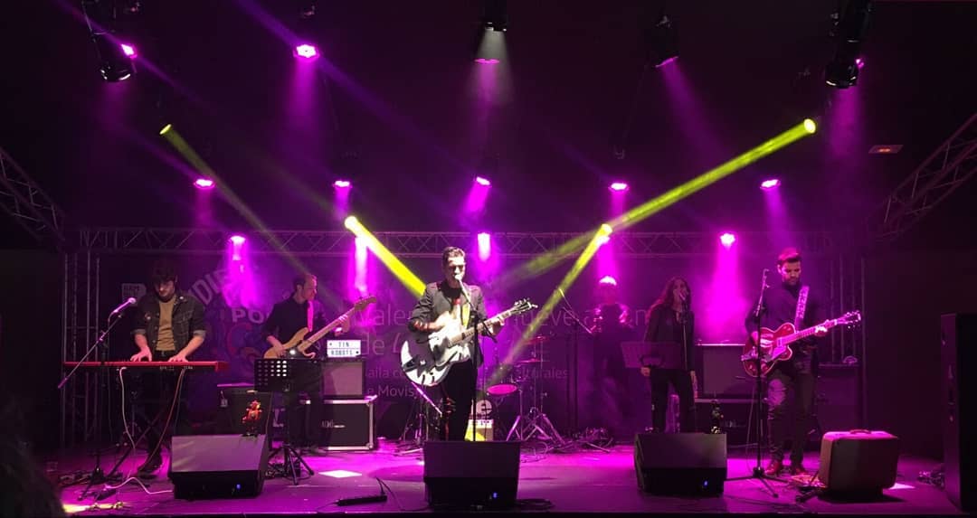 lanflotante's tweet photo. 💥¡Redoble de tambores! Los 3 finalistas de la 5ª Edición de #PasaElMicro son: Mr. Perfumme, Tin Robots y Nomera 🤘
Nos vemos el 23 de marzo en la batalla final. 😉#conciertazooo https://t.co/H6FoUPBcWs
