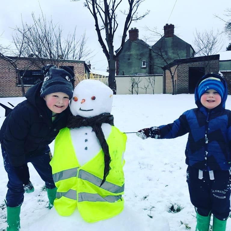 Intrepidusstage's tweet photo. Lovely day with Jane Wardrop, Cam and Brody i was chuffed they wanted to change snowie's name to ...Ollie... although its a snowMAN!!! I even managed to do lots of work from home !!! #productiveday #snowday #funday #SnowMan https://t.co/8qnhaEVVzX