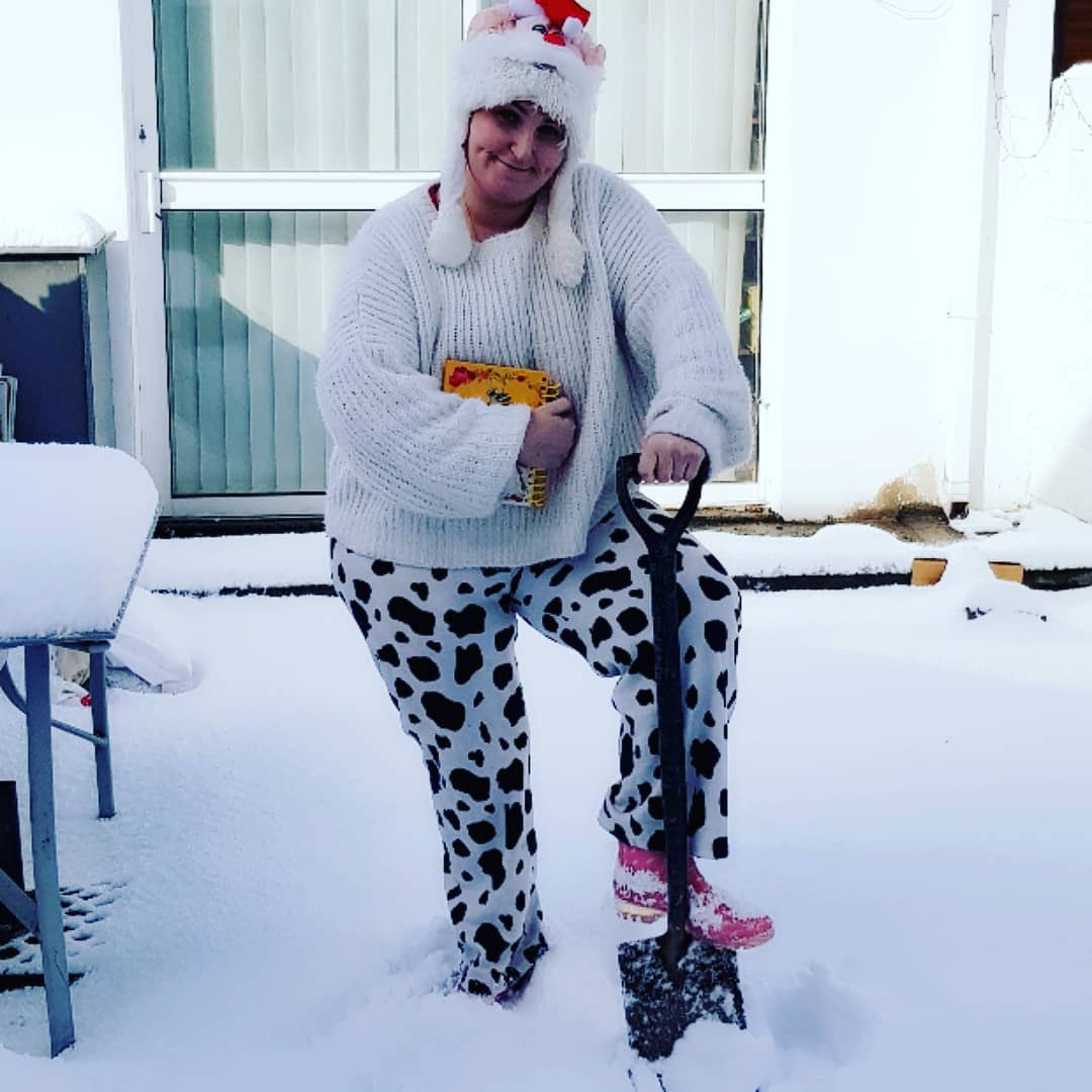 Intrepidusstage's tweet photo. Lovely day with Jane Wardrop, Cam and Brody i was chuffed they wanted to change snowie's name to ...Ollie... although its a snowMAN!!! I even managed to do lots of work from home !!! #productiveday #snowday #funday #SnowMan https://t.co/8qnhaEVVzX