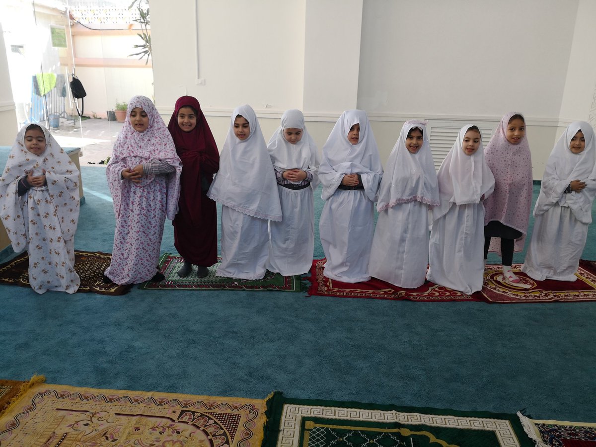 الصلاة عِمادُ الدين فحافظ عليها.
طبق متعلمو الأول ما تمّ اكتسابه حول كيفية الصلاة وعدد الركعاتها في مسجد المدرسة. 
<a href="/MakAishaSchool/">MakAishaSchool</a>