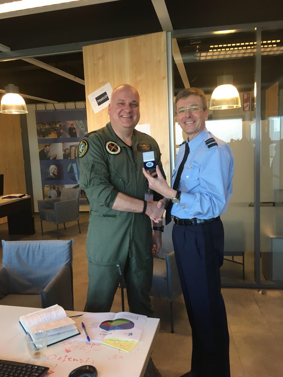 Vanochtend ontving H-AIR <a href="/GeertAriens/">Geert Ariens</a> uit handen van @GenmajVerbeek namens Team AIR, <a href="/dennisluyt/">Dennis Luyt</a> en Lumara een Pionierscoin. Congrats Geert voor jouw inzet en focus!