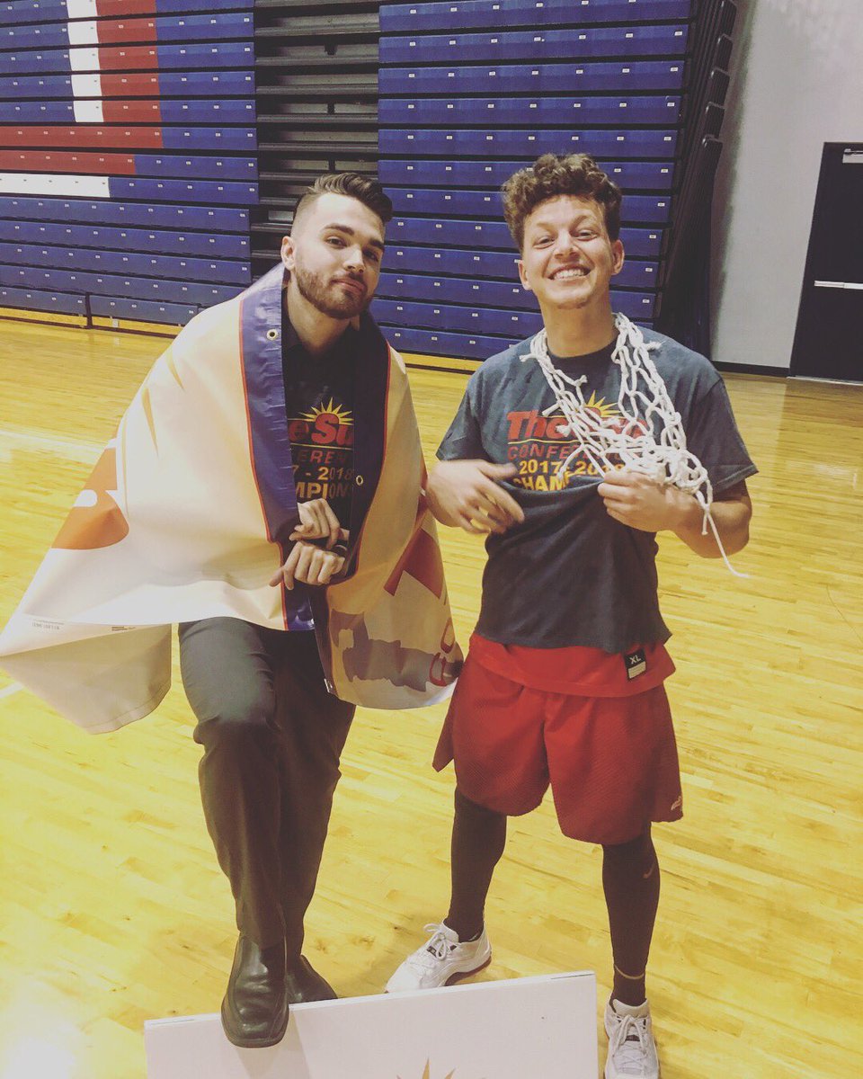 TaylorGame21's tweet photo. No words, just smiles.
#FlyWithSEU #NetCutters #History ✝️❤️🏀 https://t.co/rVQOcvGIvu