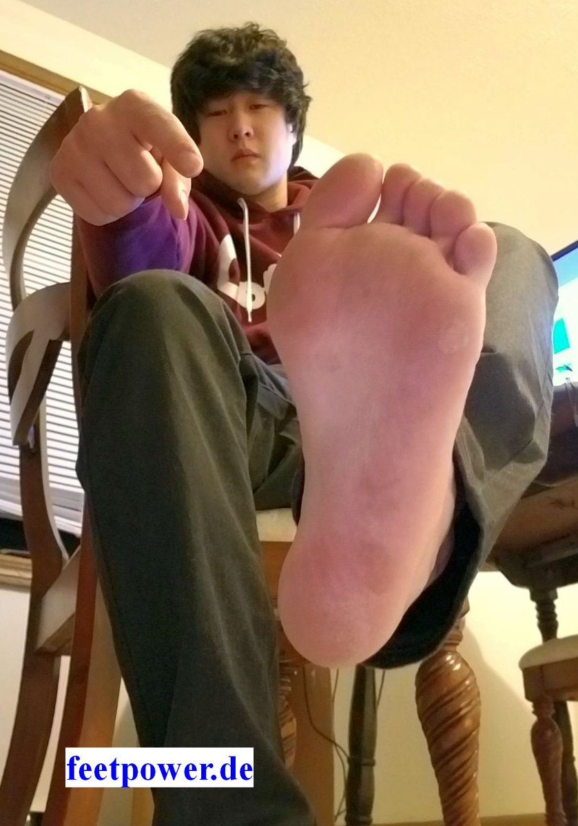 kingtim2012's tweet photo. The 21 yo #footking #MasterChow is back #asianmaster with #hugefeet Cam approved #FootMaster more here https://t.co/CiYdKXtcFN https://t.co/rvtwgLXuzV
