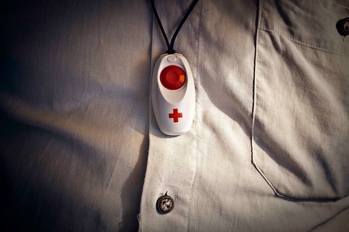 CruzRojaAL's tweet photo. Un botón contra la #soledad. Estamos contigo. #365días #24Horas #Teleasistencia https://t.co/QyjWWTrO9u