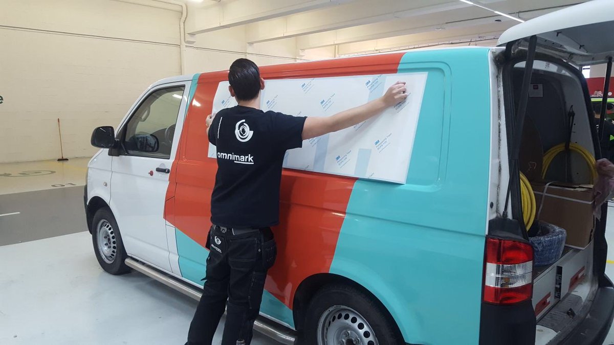 Ons wagenpark krijgt nieuwe #huisstijl mee. Vakkundig werk van #omnimark!