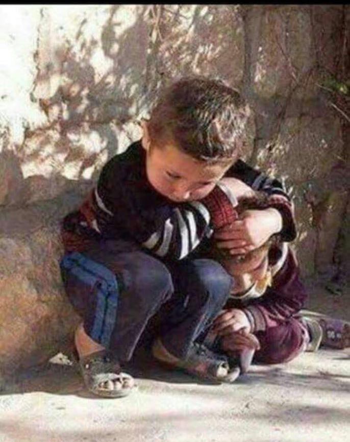 من علمك يا بنى الشجاعة والشهامة 
حتى أصبحت رأس أختك أغلى من رأسك؟

من زرع فيك الغيرة على عرضك النابت  الصغير
في عالم لا يعرف للأعراض حرمة ؟ 

من جعلك تجلس على أطراف أناملك غير مستقر 
وأختك تجلس على الأرض تحتمي بجسدك ؟

أين أبوك أين أخوك أين امك ؟