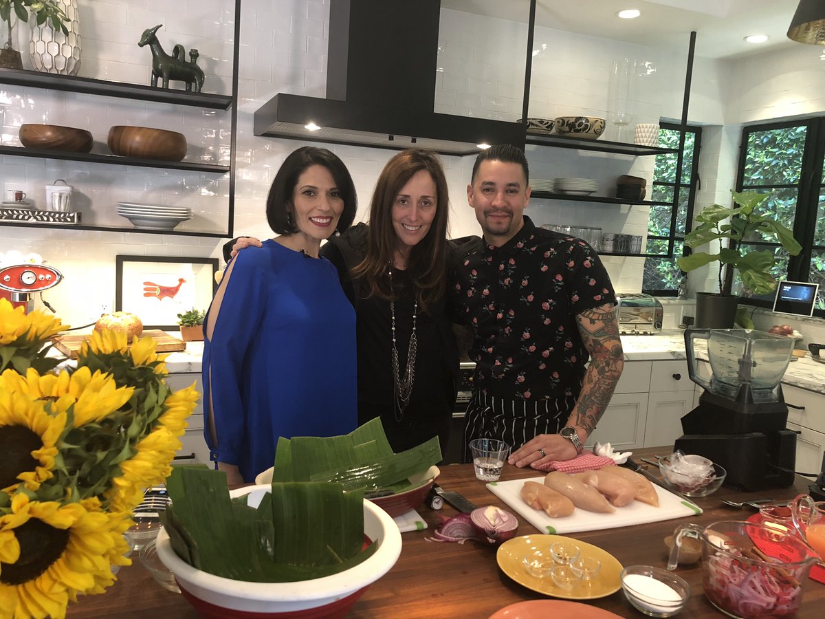 ROX_United's tweet photo. Shooting healthy and delicious @fosterfarms chicken recipes for the “El Nuevo Sabor de la Comida Latina” campaign with the amazing @chefmariochristerna and María Cárdenas! https://t.co/4ZnAqAbCmN