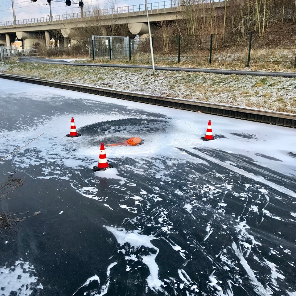 RaymondAarsman1's tweet photo. De #brandweer in #Gouda hield vandaag een duikoefening met persoon te water. https://t.co/wdeSUdDGXA https://t.co/4o3uSTH5Fc