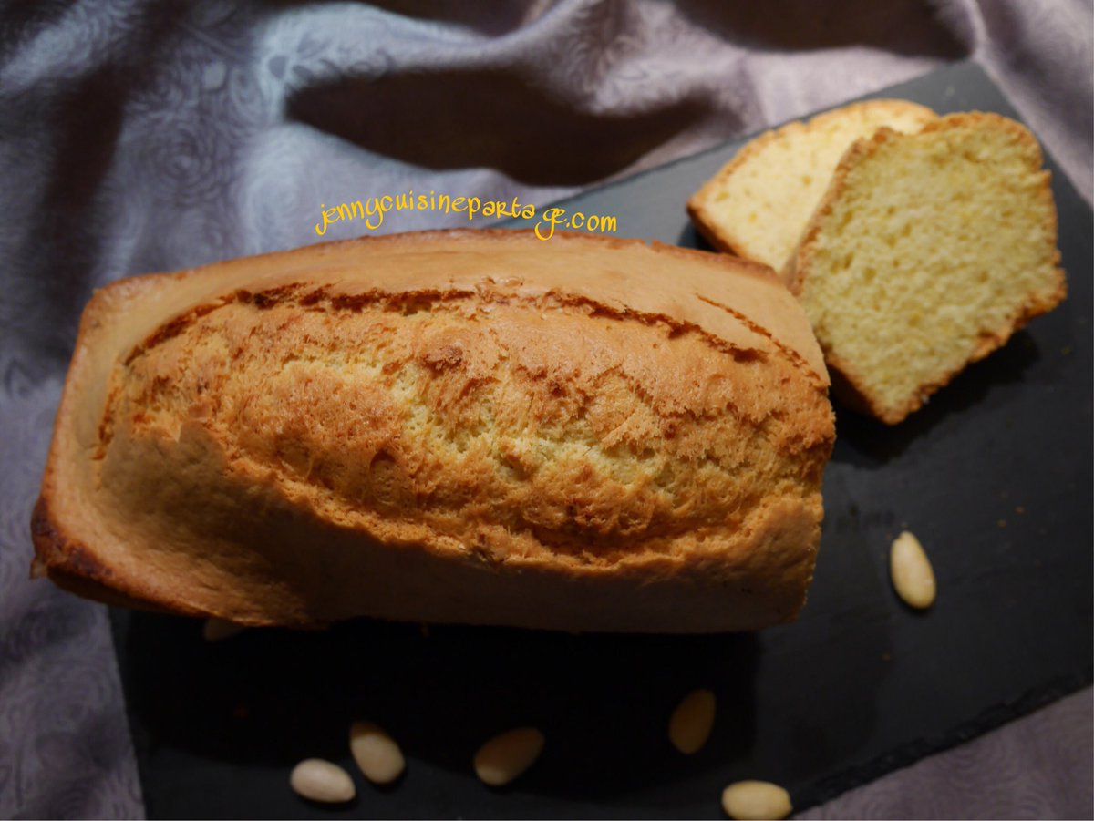 Cake au beurre d’amande et citron, pour du peps à l’heure du thé ! 
J’ai toujours adoré le mariage amande/citron. Alors quoi de mieux qu’un cake citron au beurre d’amande ? 
 Vous en pensez quoi ?  #cakes #Lemon #citron #amande 
jennycuisinepartage.com/2018/02/28/cak…