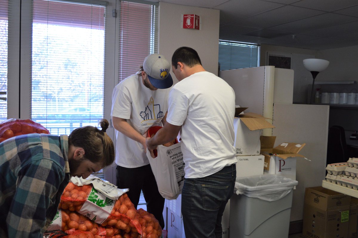 cucsjsu's tweet photo. Our amazing COMM 157SL service learning students in action helping out yesterday with unloading/unpacking, bagging, and distributing food to Spartan Keyes community members! #engagelearnbuild https://t.co/vNIBBmzNku