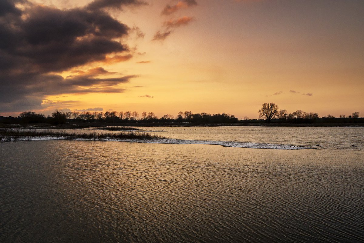 One final photo. My favourite of the evening, I think this one is stunning. And with it being one of my favourite locations in the world (Floodplain Forest Nature Reserve in Milton Keynes) it's even more special. #GetOutside #landscapephotography #sunsets