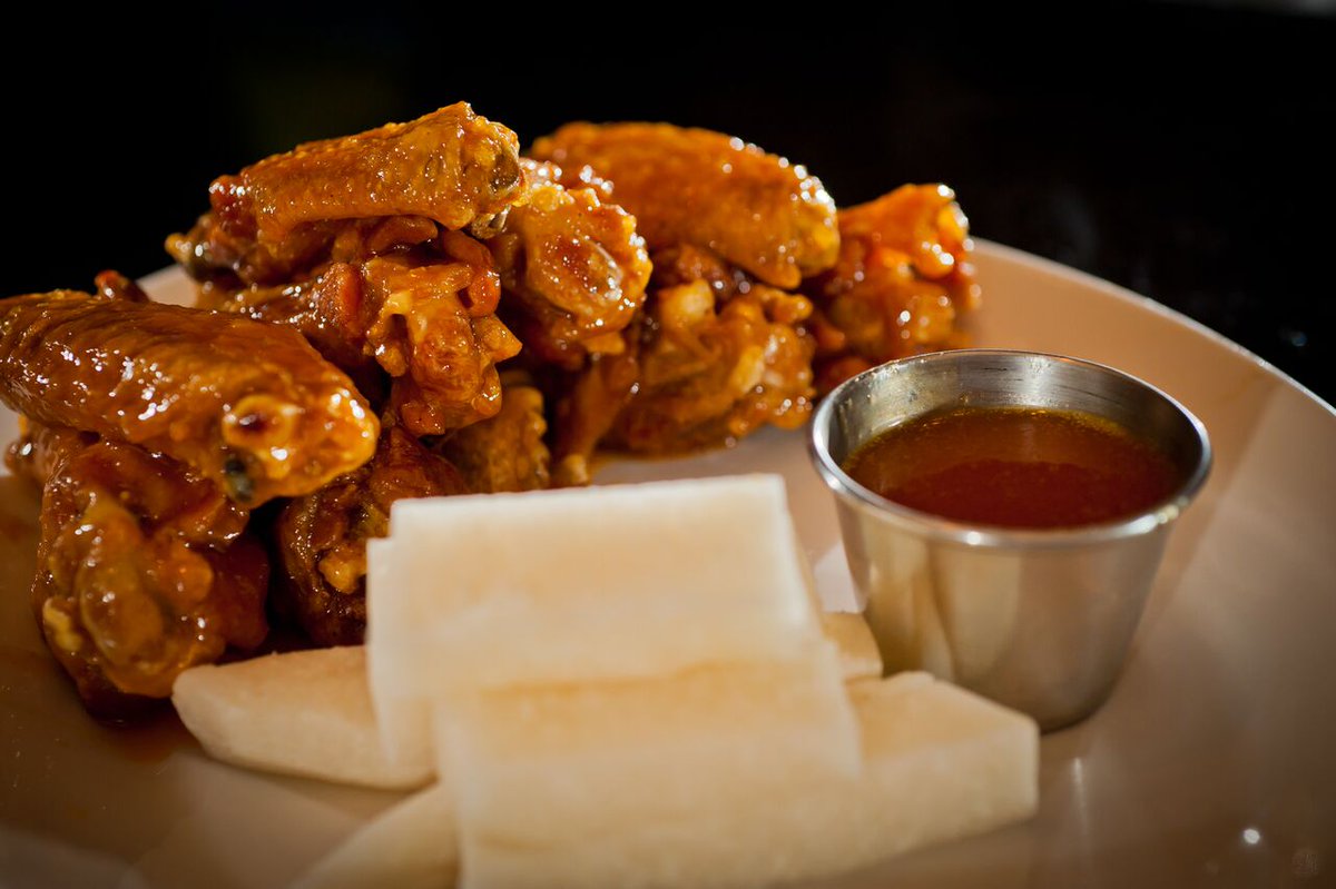 Dantannas's tweet image. Nosh on some half-priced appetizers from 4-6pm, like a plate of our wings available in buffalo, sriracha spiced or “Burke” jerk. #WingsForDays #HalfPricedApps #EatDantannas