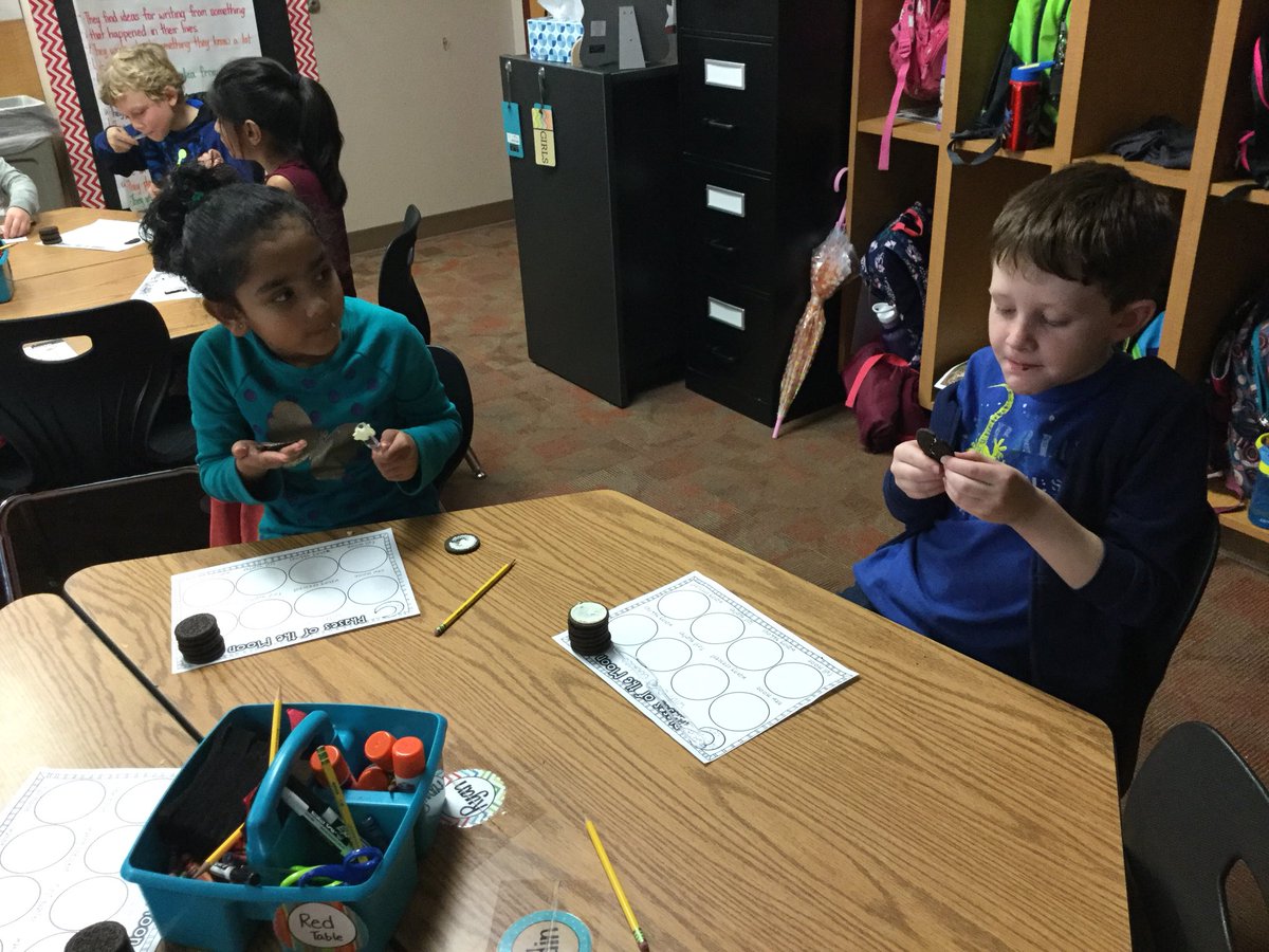 Branch_firsties's tweet photo. Learning phases of the moon using Oreos!! Lots of smiles, laughter, and learning! #science #beckfirsties #BeckElem https://t.co/9R4f7gfsWr