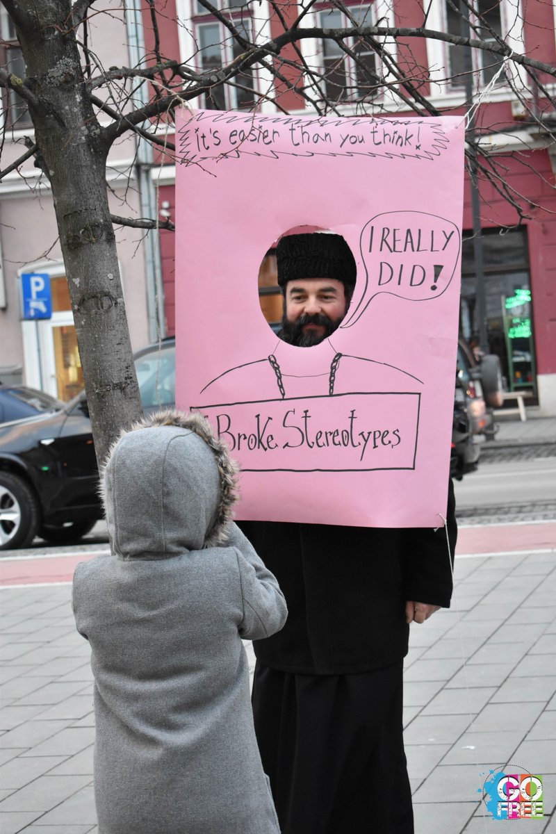 AsociatiaGoFree's tweet photo. Day2: Street action @ Cluj-Napoca #NoHate #YesLove #GoFree #TLWE #TheLongWayToWurope https://t.co/XpWtKq0GXJ