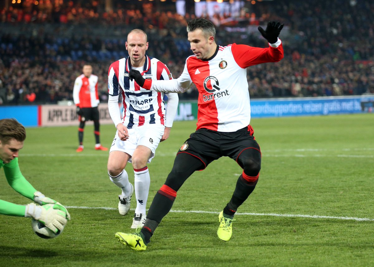 Feyenoord's tweet photo. 52 | Schitterend boogballetje van Berghuis op Van Persie, die voor het doel een teenlengte tekort komt. Zonde!

#feywil (1-0) https://t.co/SxFZDXijaZ
