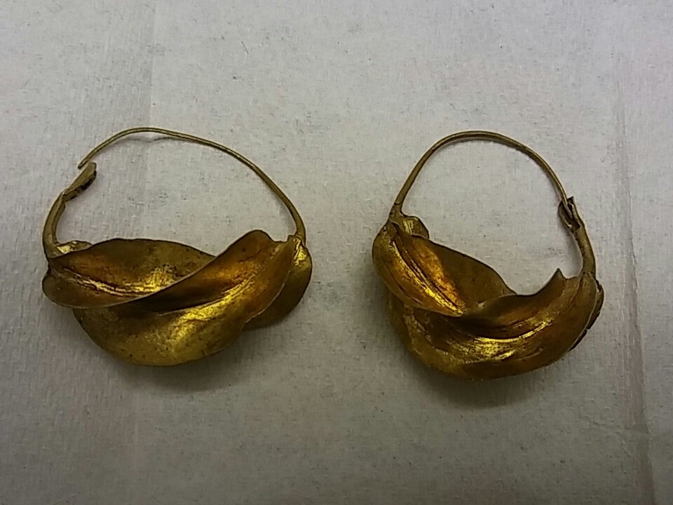 kickrocks707's tweet photo. Found my phone just in time to let y'all know how geeked I was when I saw my earrings bought from #BerkeleyFleaMarket at #AshbyBart were the SAME as gold ones auntie had in #BlackPanther https://t.co/2d57ALQ385