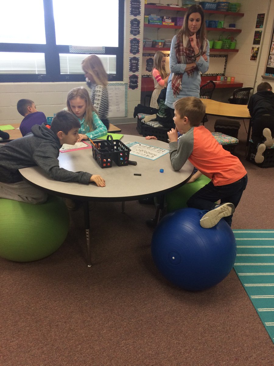mrsroesch's tweet photo. I love how @blbrownlee's students are using technology to show parents what they're doing in the classroom! #dhefamily #seesaw https://t.co/alwd23awgo