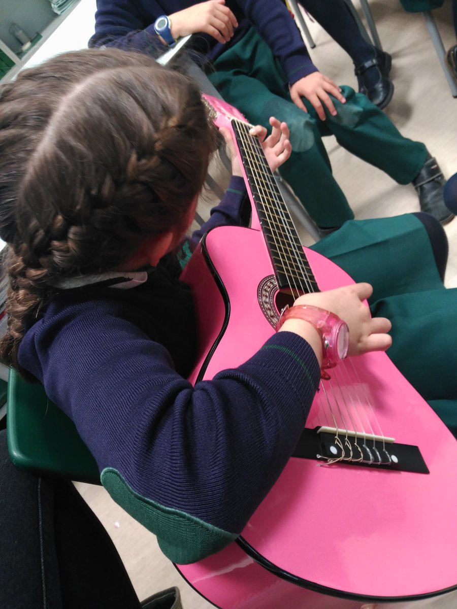 koralinda21's tweet image. Hoy hemos tenido una aportación muy especial: Conciertazo en directo! gracias!!! #3rdgraders @miriam_hbst @MusicaHbst @HBSTORREJON