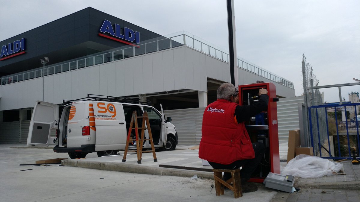 AutomatismosSg's tweet photo. Restricciones de acceso parquin, aparcamiento, comunidad propietarios, etc.. tenemos la solución!!! Hoy terminamos nuestro producto estrella BARRERA PARKPLUS60 de #Aprimatic con mástil LEDs acceso aparcamientos #LeroyMerlin y #Aldi en #finestrat #benidorm #Alicante https://t.co/q6MGvrknFQ