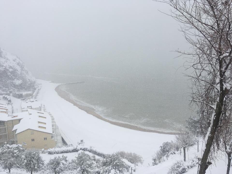 Piergiosev's tweet photo. ... the #white #cliffs #of #dover ? No, the #white #cliffs &amp; #beaches #of #conerobay &amp; #anconacity #spiaggiola #numana #aftersnowstorm #afterblizzard2018 #marchecounty #middleitaly #🇮🇹 https://t.co/QKKnuZnWR5