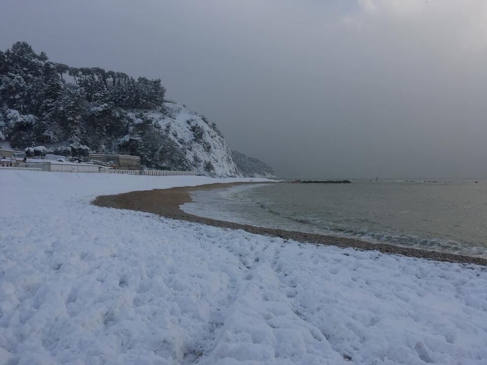 Piergiosev's tweet photo. ... the #white #cliffs #of #dover ? No, the #white #cliffs &amp; #beaches #of #conerobay &amp; #anconacity #spiaggiola #numana #aftersnowstorm #afterblizzard2018 #marchecounty #middleitaly #🇮🇹 https://t.co/QKKnuZnWR5