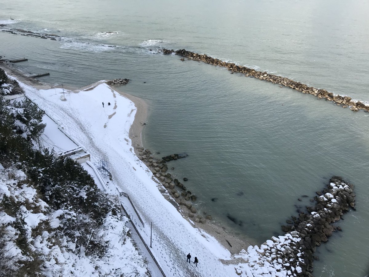 Piergiosev's tweet photo. ... the #white #cliffs #of #dover ? No, the #white #cliffs &amp; #beaches #of #conerobay &amp; #anconacity #spiaggiola #numana #aftersnowstorm #afterblizzard2018 #marchecounty #middleitaly #🇮🇹 https://t.co/QKKnuZnWR5