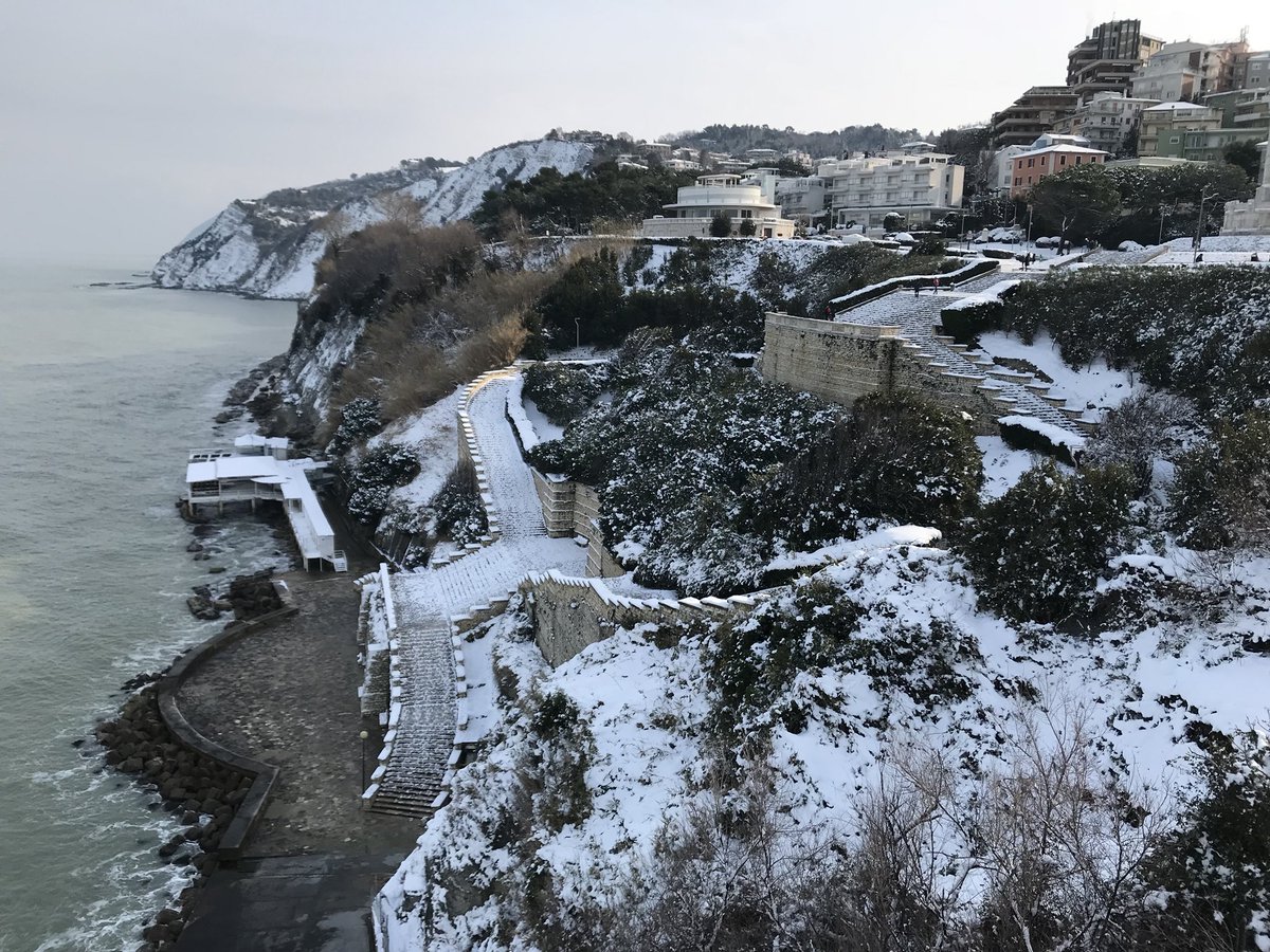 Piergiosev's tweet photo. ... the #white #cliffs #of #dover ? No, the #white #cliffs &amp; #beaches #of #conerobay &amp; #anconacity #spiaggiola #numana #aftersnowstorm #afterblizzard2018 #marchecounty #middleitaly #🇮🇹 https://t.co/QKKnuZnWR5