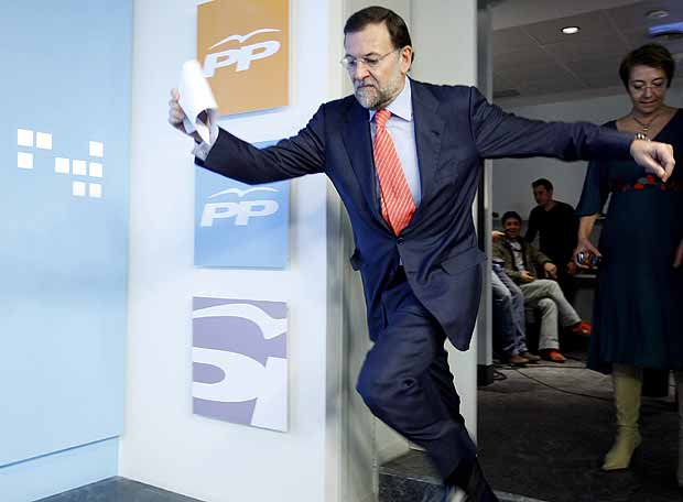 Prodipics's tweet photo. El suelo es democracia versión Don Mariano #Lava #PP #Rajoy https://t.co/pgedQrjcha