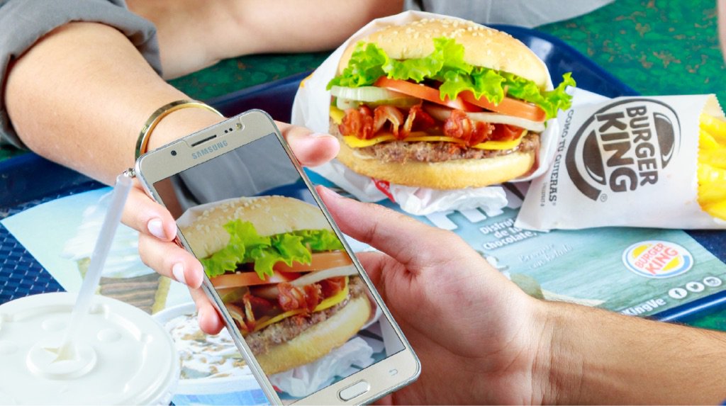 BurgerKingVE's tweet photo. Tomar una foto antes de comer es clásico de un #WhopperLover 🙄📱 https://t.co/Fu07hLxtZY
