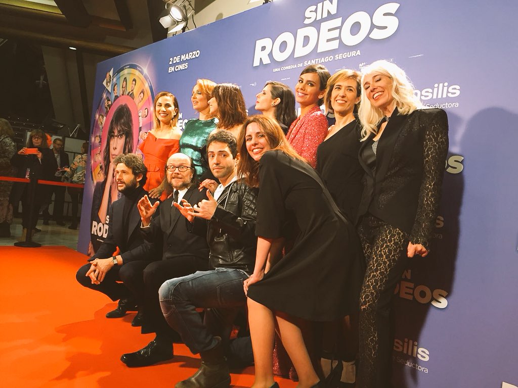 BowfingerFilms's tweet photo. LA FAMILIA al completo. ¡Gracias a todos por hacer algo TAN BONITO! #SinRodeos ¡El viernes en cines! https://t.co/RIer1awh12