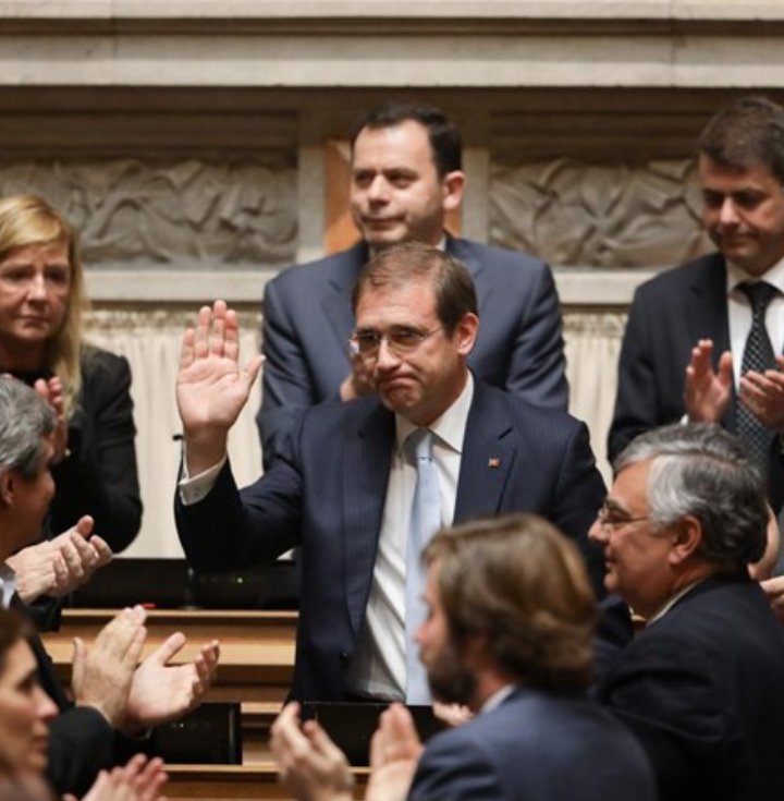 Passos_PM's tweet photo. É com um nó no estômago que abandono hoje o parlamento, caros cidadãos contribuintes. Não por pena de vos deixar, mas porque as farófias já me andam a sair como eu: azedas. https://t.co/oEGtK93mTk
