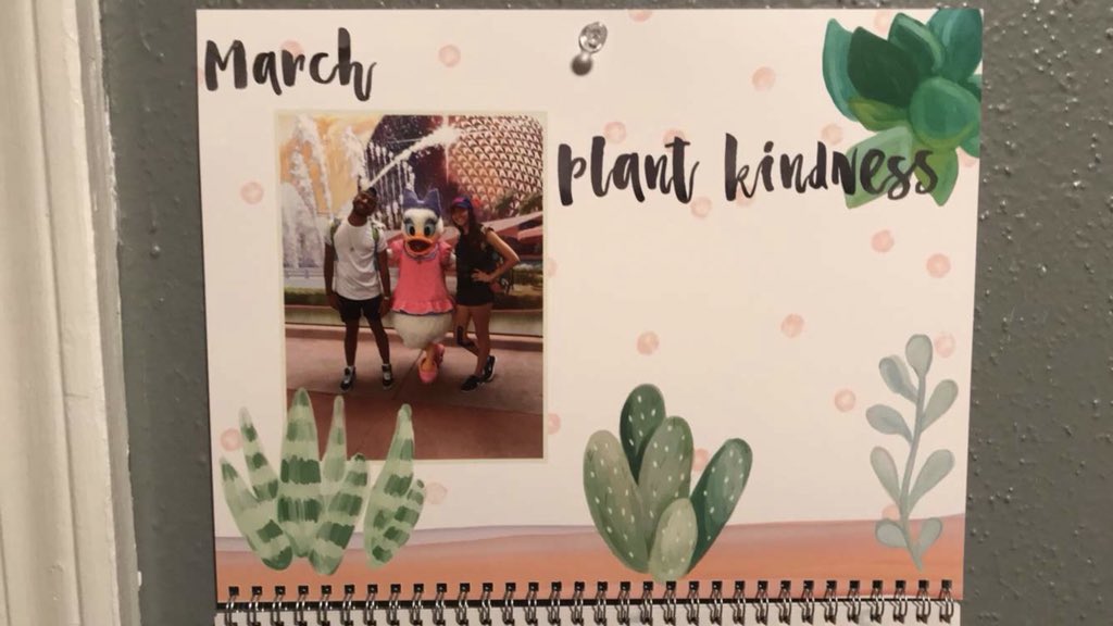 companerode5's tweet photo. Esto, seguramente, es lo más hermoso que alguien haya hecho por mí. Mi amiga de New Orleans mandó a hacer un calendario con distintas fotos y me dedico el mes de marzo. 💕

 #DCP2016 #DisneyFriends #CollageProgram https://t.co/JfDlGCcYvO