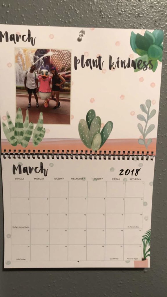 companerode5's tweet photo. Esto, seguramente, es lo más hermoso que alguien haya hecho por mí. Mi amiga de New Orleans mandó a hacer un calendario con distintas fotos y me dedico el mes de marzo. 💕

 #DCP2016 #DisneyFriends #CollageProgram https://t.co/JfDlGCcYvO