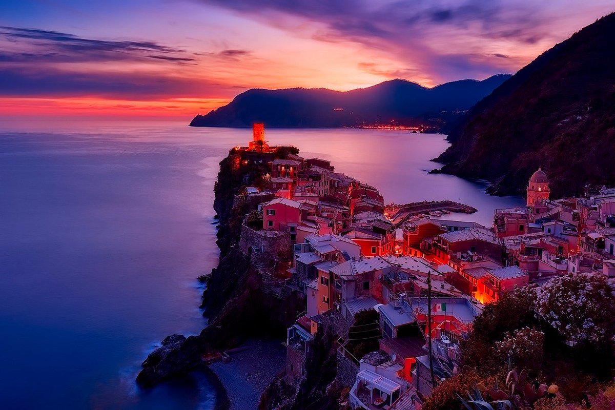 BelwareMedia's tweet photo. Nightfall in Vernazza, Italy
#sunset #Italy https://t.co/iWf86D8xeO