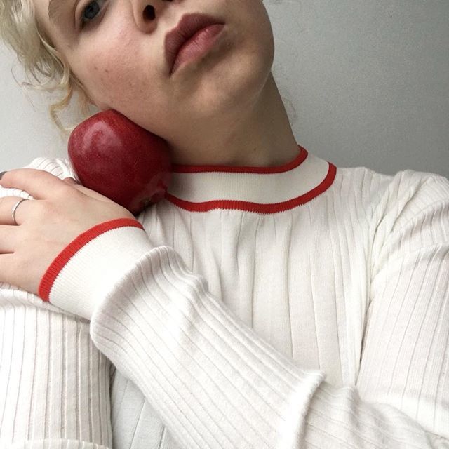 zebraclubvan's tweet photo. @justfemale 🍎 https://t.co/ZxTQMyVXM4