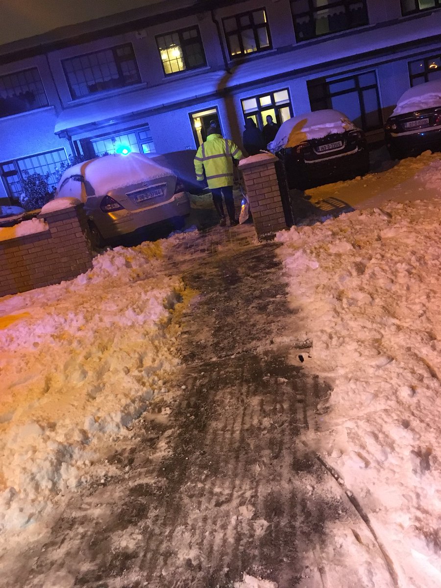 EoghanCon11's tweet image. Great neighbours for the last call, cleared the pathway out for us to use the #CompactChair to bring our patient #patientsafety #StormEmma little things that count #BeastFromTheEast