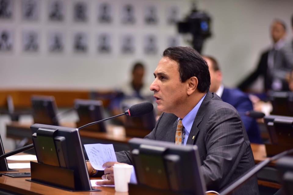 Carlos_Gaguim's tweet photo. Quando governador participei da inauguração do estádio municipal Almir Soares em Ponte Alta do Tocantins. O estádio custou cerca de R$ 82 mil, dos quais R$ 40 mil (48,78%) foram de participação do Governo do Estado. #CarlosGaguim #Compromisso #AceleraTO https://t.co/xeBilmnONT