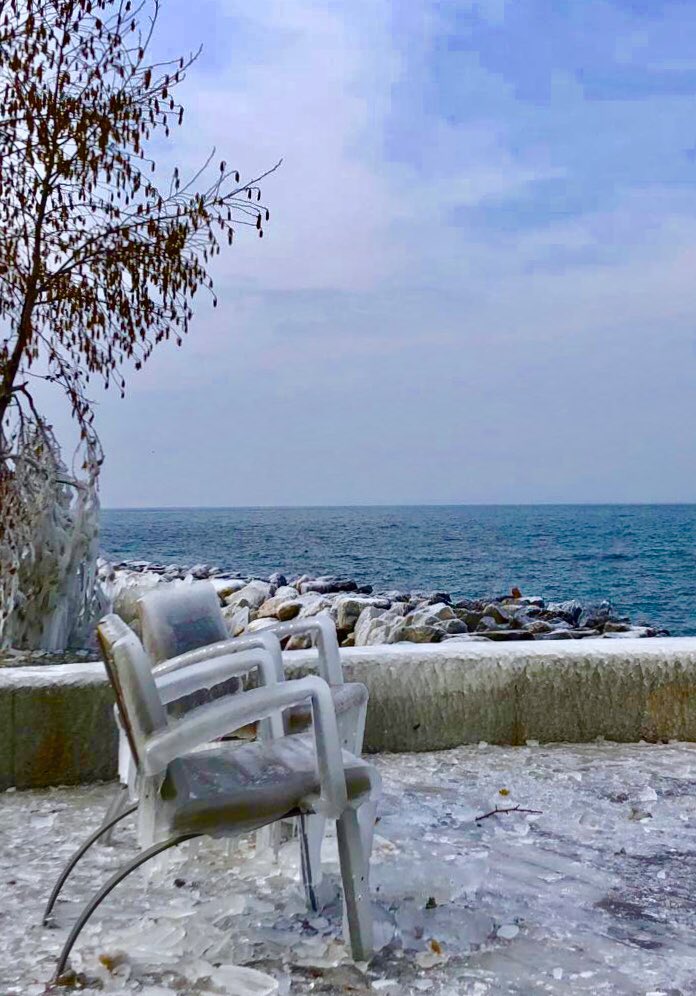 Tvirtuose's tweet photo. Les berges du lac #Léman sculptées et figées par la glace ! #Evian https://t.co/hsLAxIwZRo