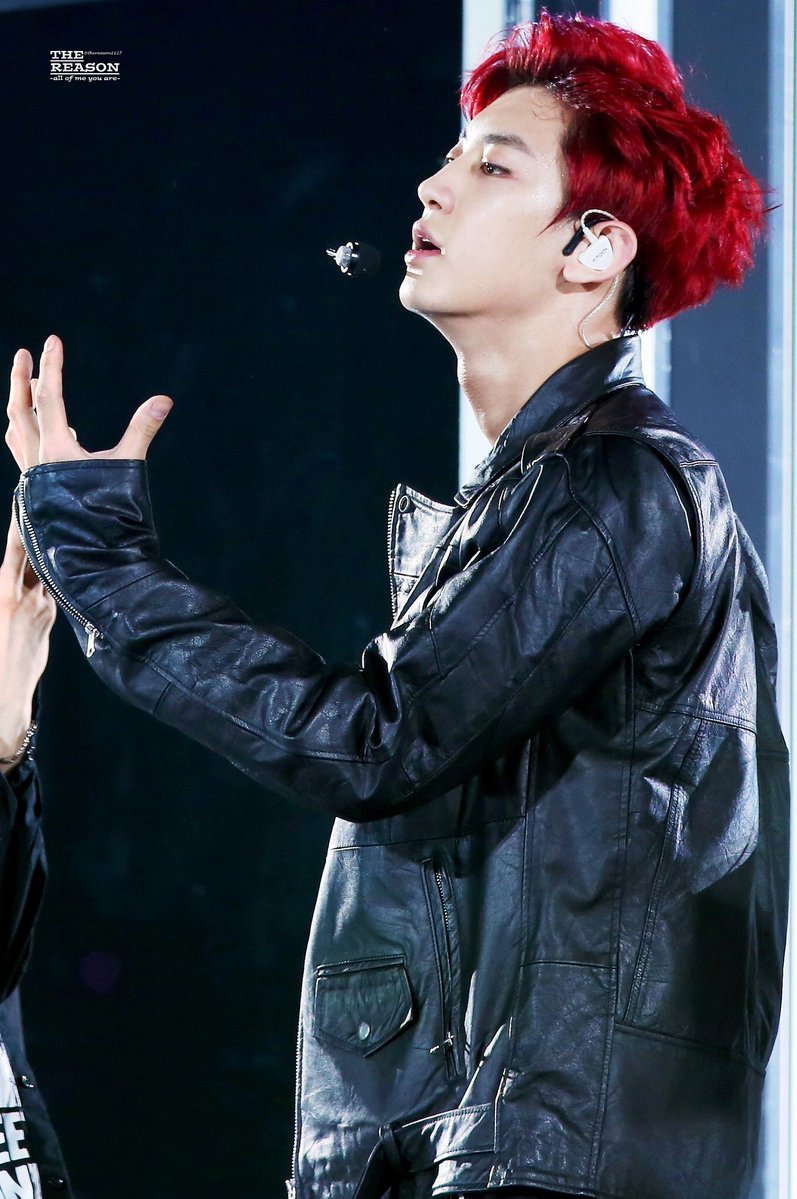 hotvscuteyeol's tweet photo. #iHeartAwards  #BestFanArmy  #EXOL @weareoneEXO https://t.co/7X6TfLURnp