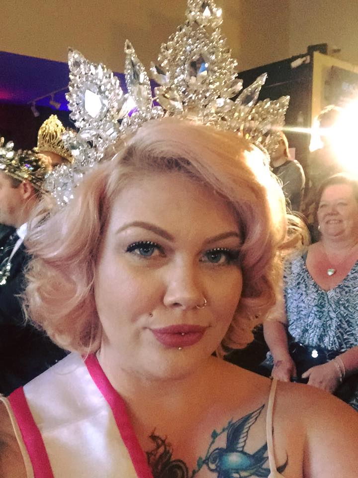 Vanessa Nash-Gale Body positive Fat Activist Blogger Hair stylist &amp; MUA Reigning Miss Fuller Woman Canada Inquiries: vnashgale@gmail.com #EverydayQueen
everydayqueen.ca instagram.com/_everydayqueen…